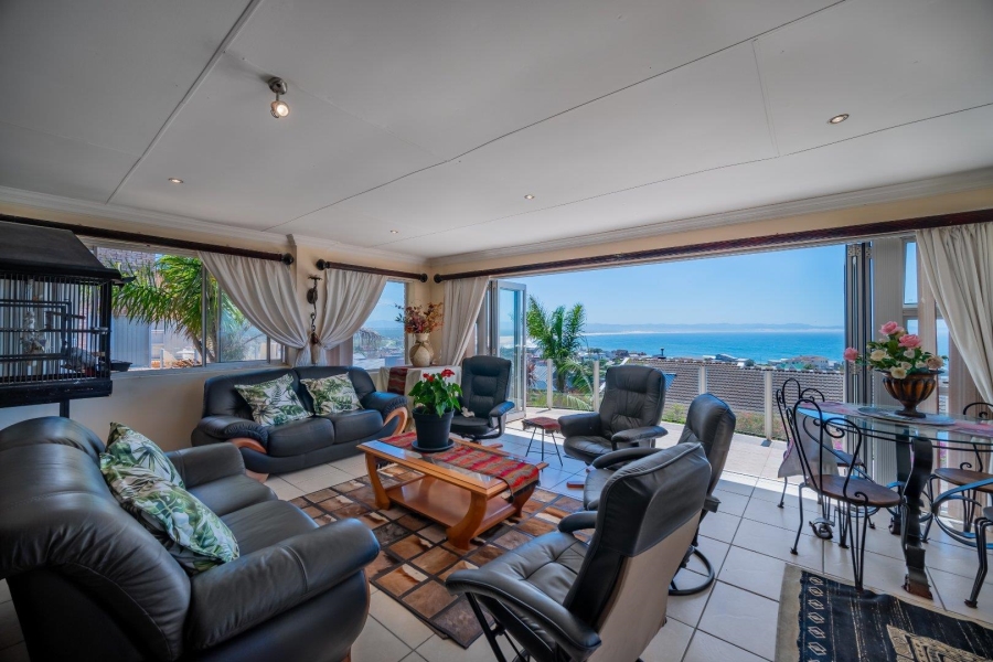 5 Bedroom Property for Sale in Wavecrest Eastern Cape